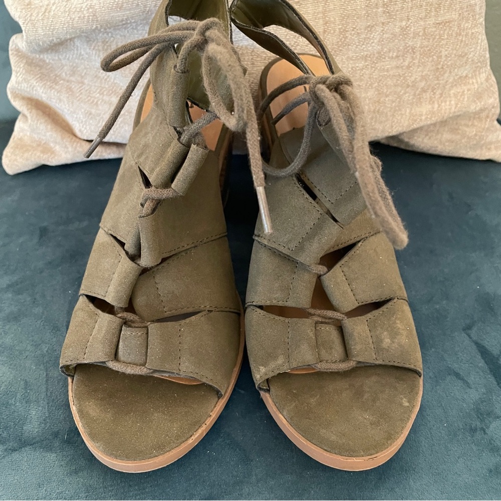 Soda olive green open toed lace up heels. Size: 7.5